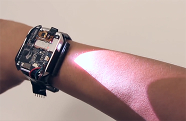 ساعت هوشمند LumiWatch با قابلیت نمایش صفحه روی دست